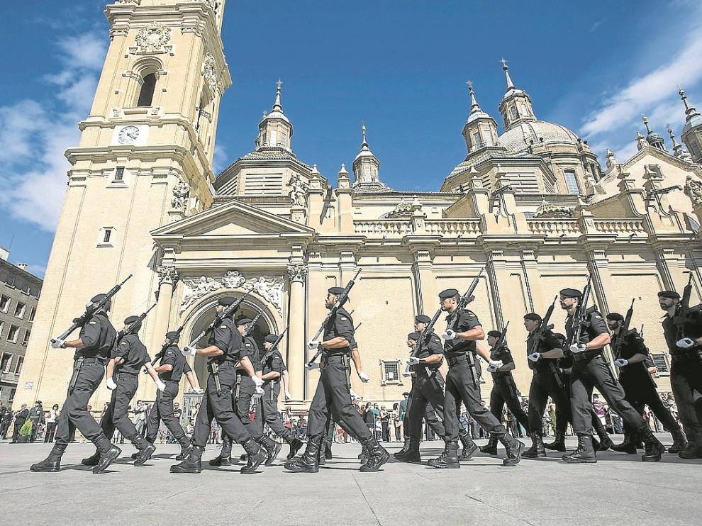 El acto de la plaza del Pilar concluyó ayer con un desfile de las distintas unidades del Cuerpo.