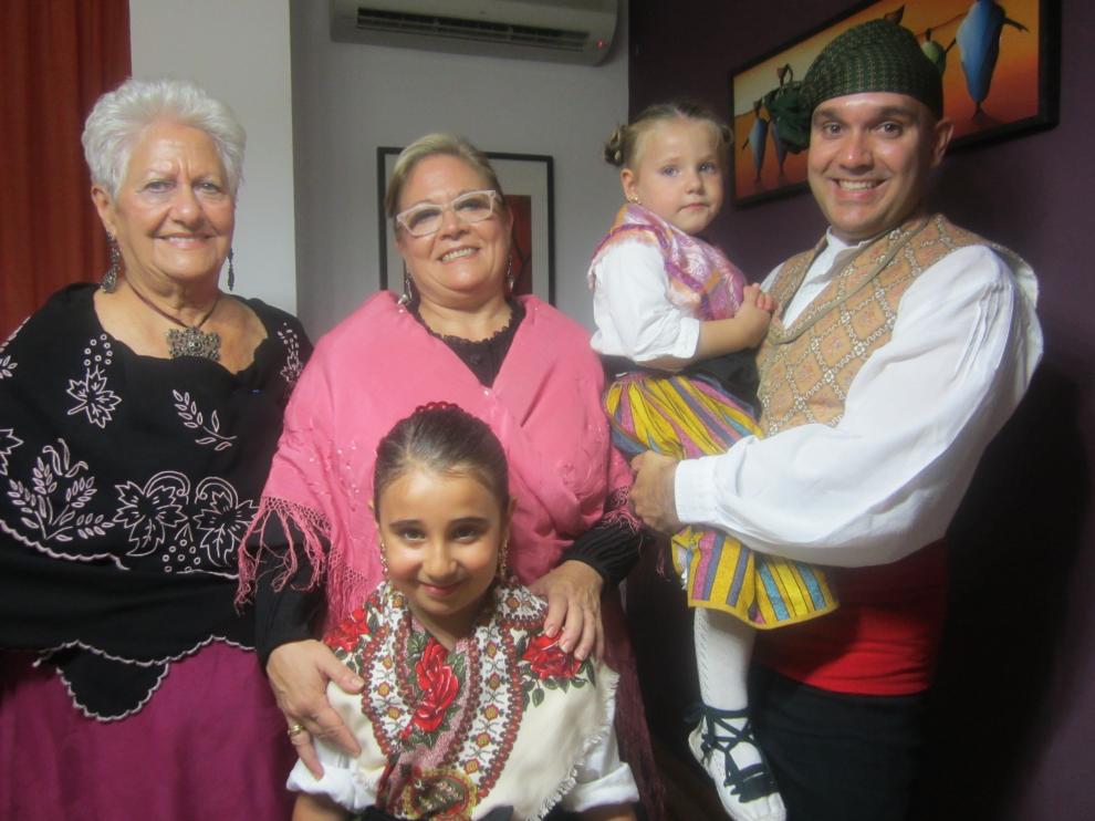 Las cuatro generaciones juntas: Ana María, Marivi, Nacho, Sara e Irene