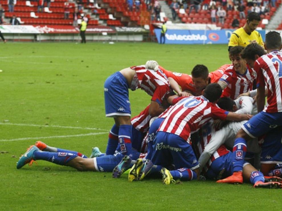 Los jugadores del Sporting celebran el gol