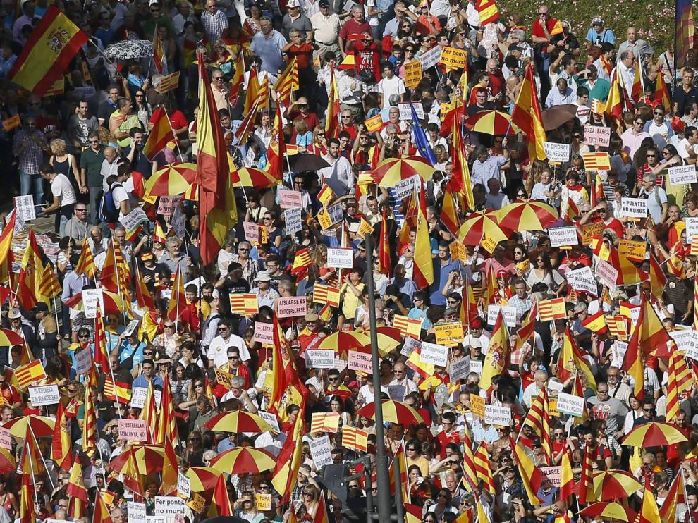 Miles de personas con banderas españolas y catalanas en Barcelona