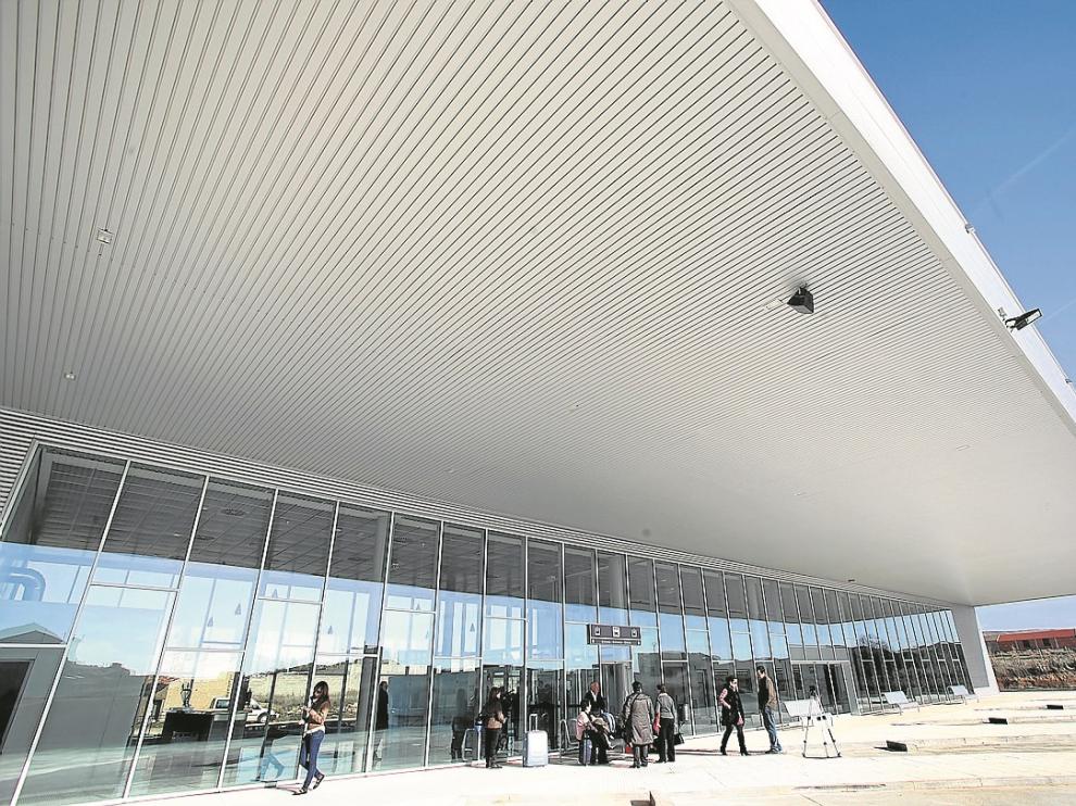 El Ayuntamiento de Calamocha considera que la estación está sobredimensionada. En la imagen aparece el edificio el día de su apertura, en enero de 2011, con un grupo de viajeros que aguarda la llegada de su autobús. La terminal costó dos millones de euros