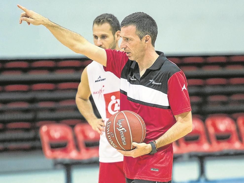 Joaquín Ruiz Lorente marca el camino a Pedro Llompart y al resto del equipo.