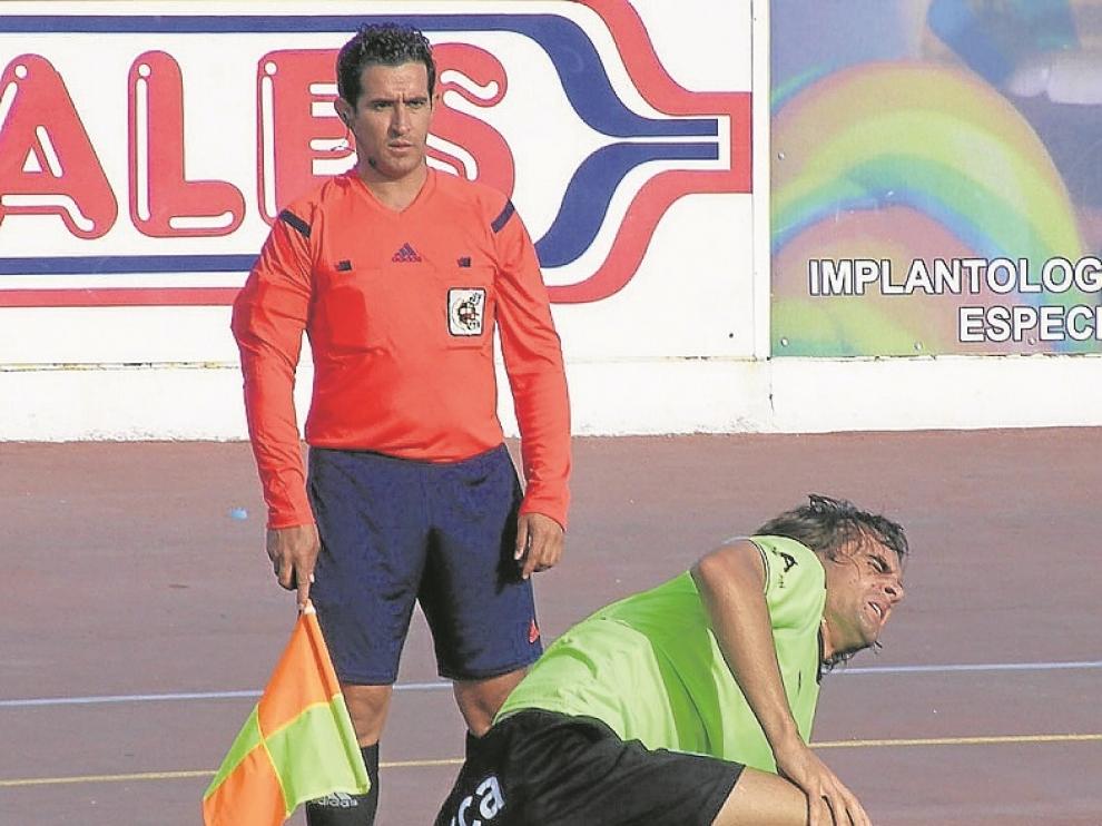 Juan Esnáider se levanta tras una acción del partido.