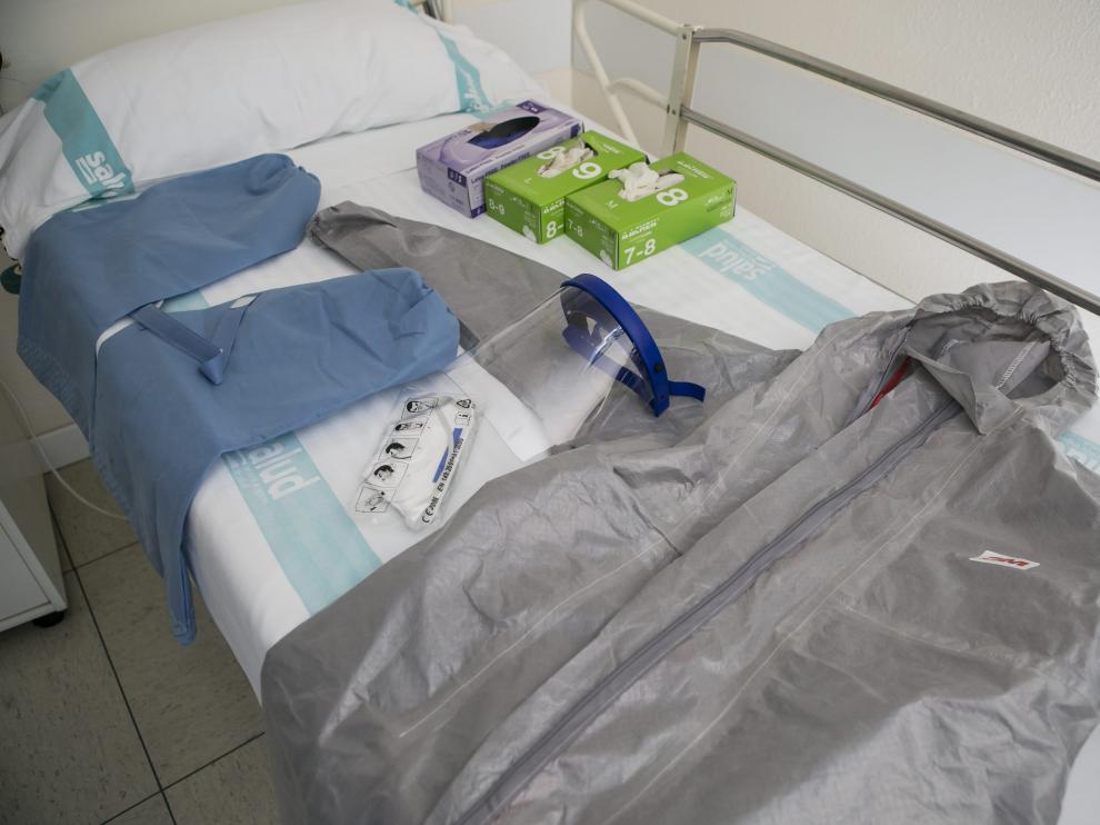 Traje protector y material para tratar a los enfermos de ébola en el Hospital Royo Villanova de Zaragoza.