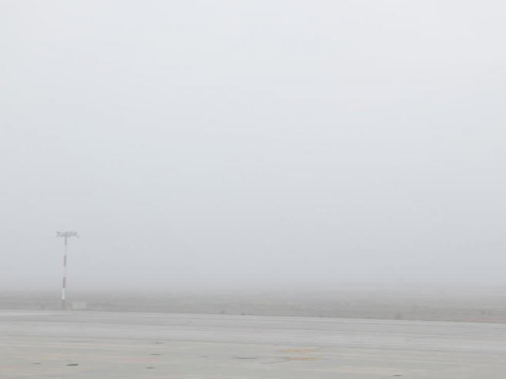 El aeropuerto de Zaragoza, vacío, en un típico día de niebla