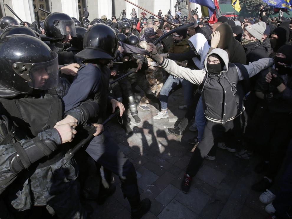 Tensión en Kiev y bombardeos en Donetsk a pocos días de las elecciones parlamentarias