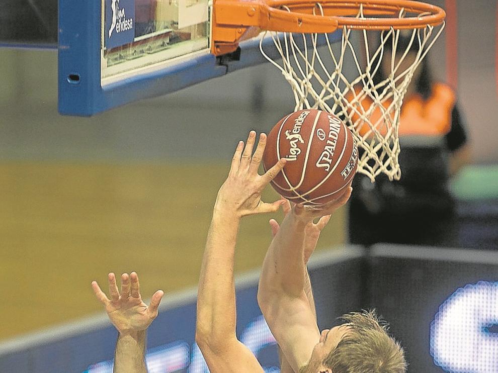 Henk Norel, pívot del CAI Zaragoza, intenta anotar dos puntos en el partido de ayer en Tenerife.