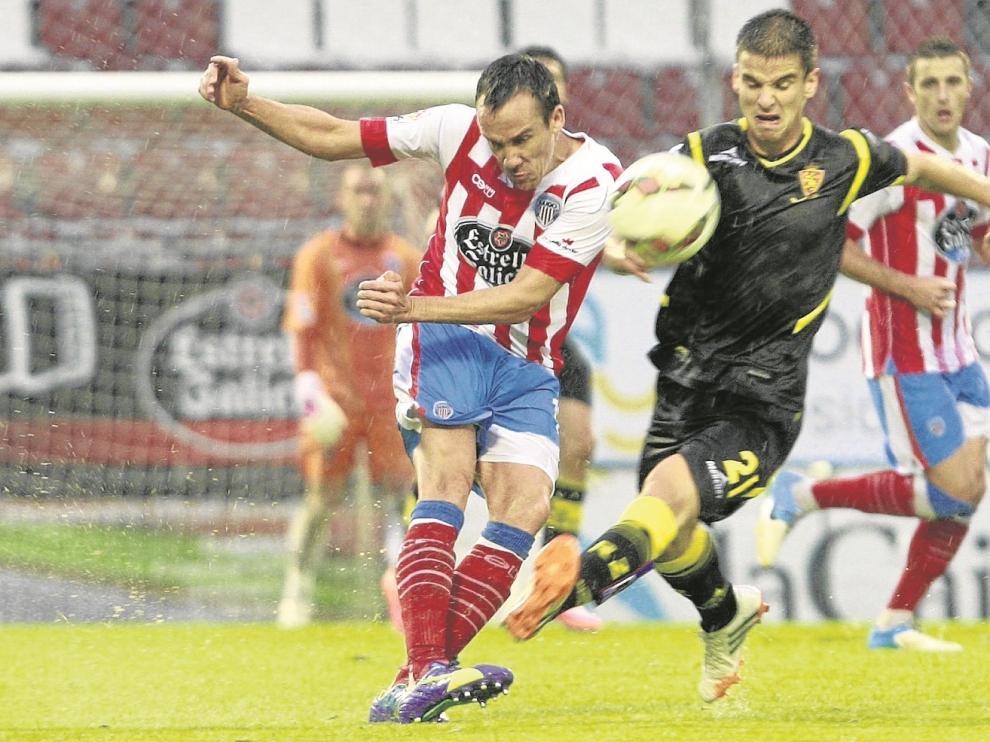Ruiz de Galarreta presiona a David López en el partido de ayer.
