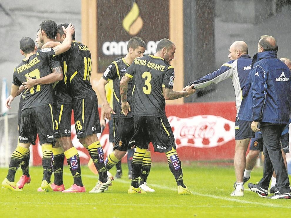 Los jugadores del RealZaragoza festejan el segundo gol.