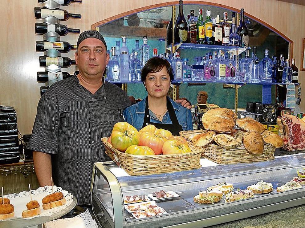 David Roy y Maite Espinosa, en la barra de Mayoral 2