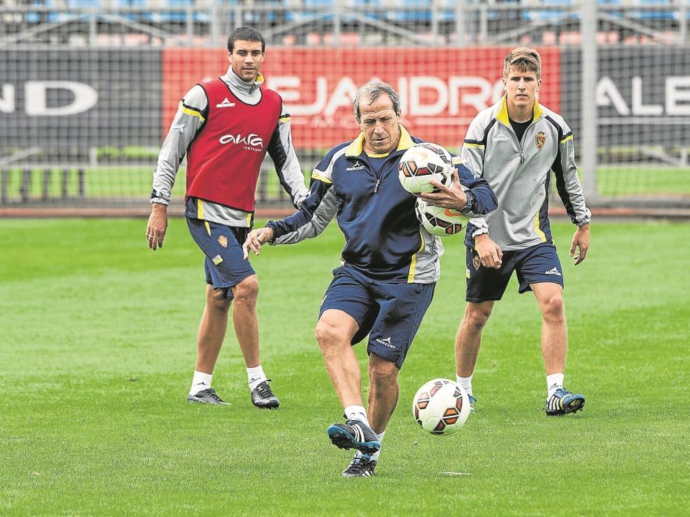 Álvaro Tierno, a la derecha, atiende a Víctor Muñoz en un entrenamiento en la Ciudad Deportiva.