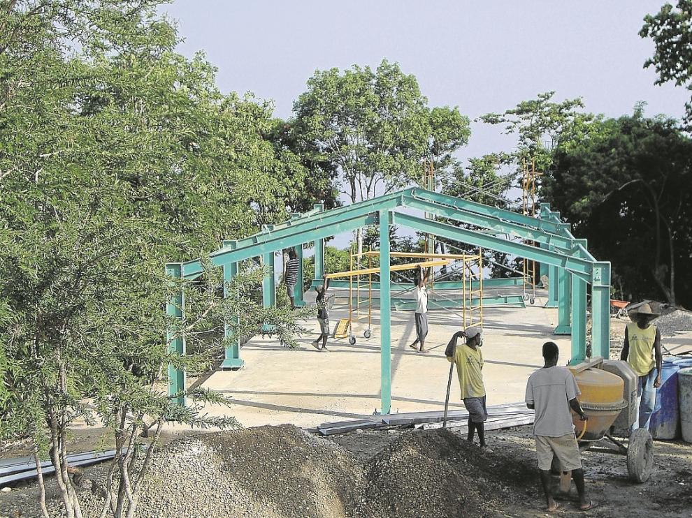 Antes de participar en el proyecto con Unicef, Ingeobras construyó para una oenegé colegios en Haití como el de la imagen grande. Después, otros con estructura similar, pero con piezas más pequeñas y que se podrían montar sin electricidad ni herramientas.