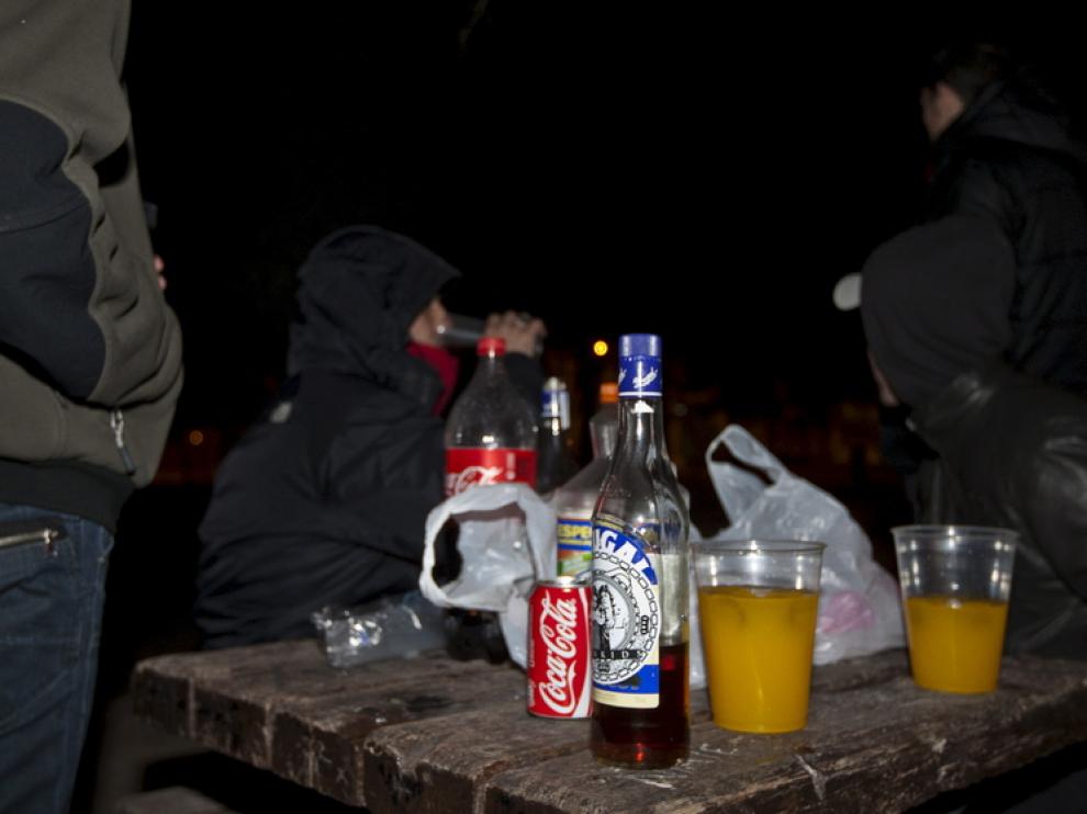 Un grupo de jóvenes haciendo botellón.