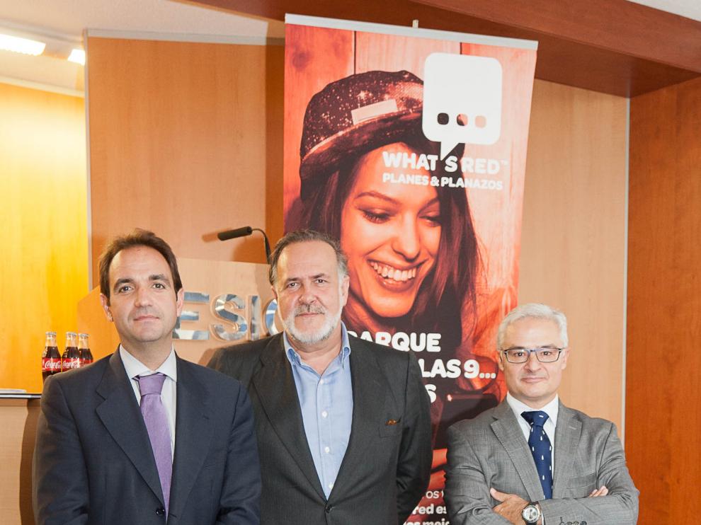 Andrés Carranzo (c) junto al director de comunicación de Coca Cola Iberian Partners