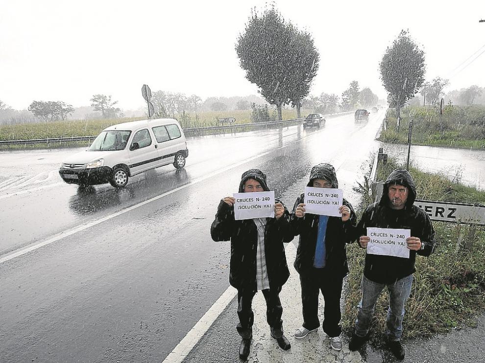 Carlos Migliaccio, Carlos Migliaccio (hijo) y Ángel Bergua, con su reivindicación en el cruce de Tierz.