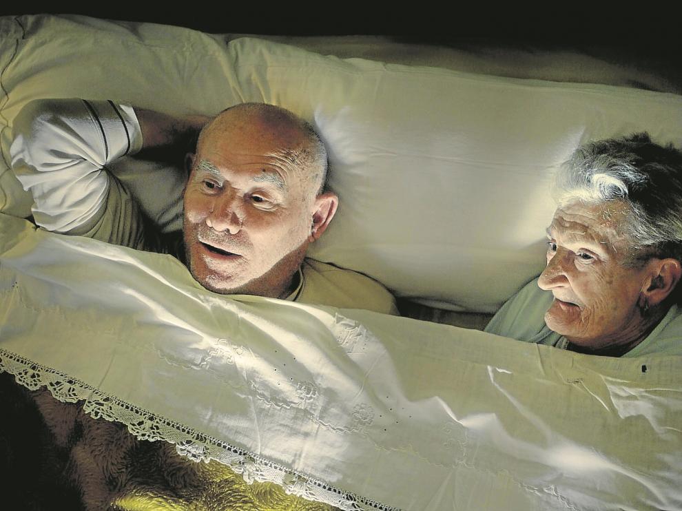 Felisa Lou y Antonio Paralluelo, una pareja de octogenarios de Muniesa, en una de las escenas del filme que han protagonizado.