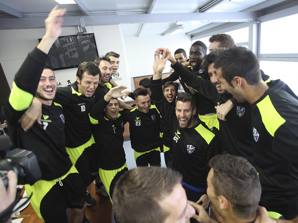 El vestuario de la SD Huesca ha celebrado el emparejamiento