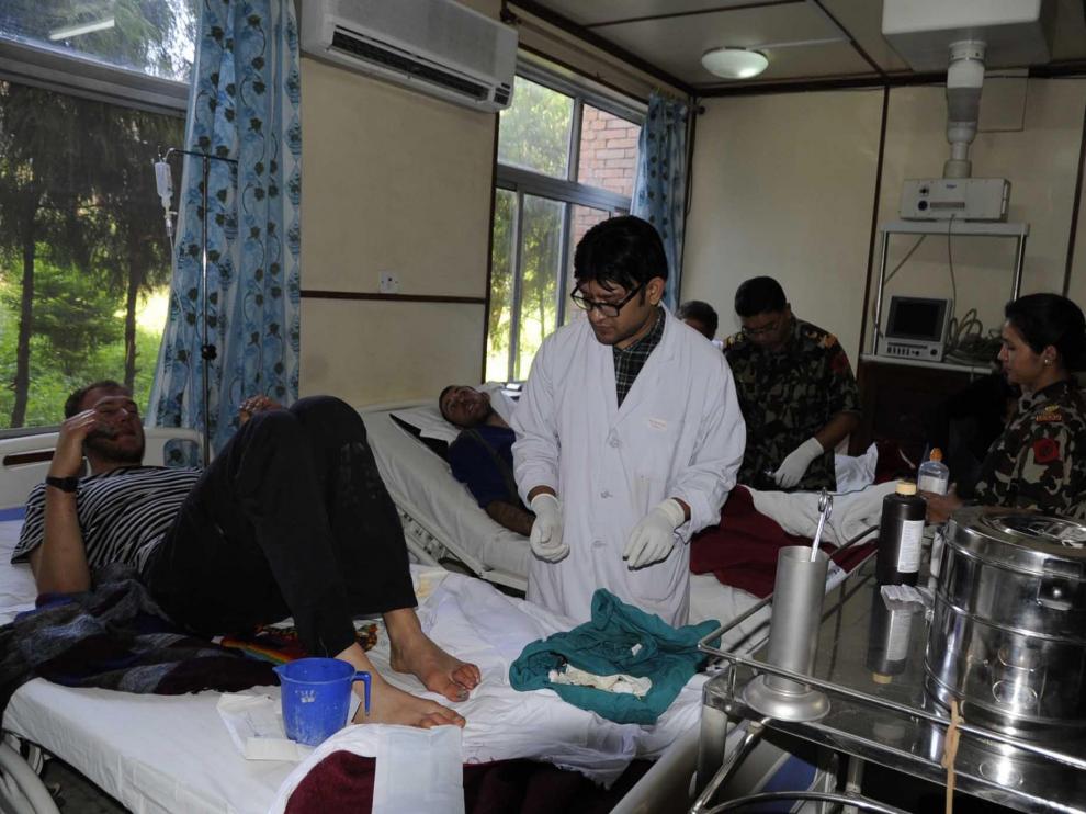 Los servicios sanitarios atienden a un hombre rescatado en Nepal