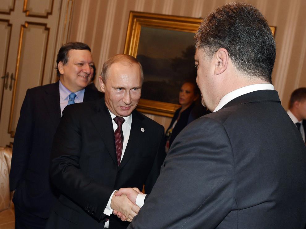 Putin estrecha la mano de Poroshenko en la reunión organizada este viernes