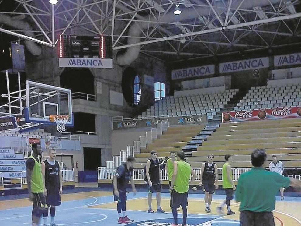 El equipo, ayer, sobre la pista del Breogán Lugo.