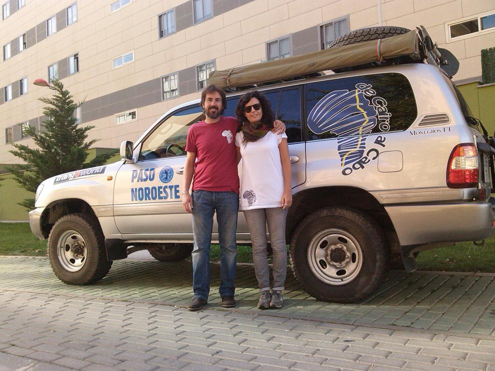 Álvaro y Cristina, junto a su 'nueva casa'