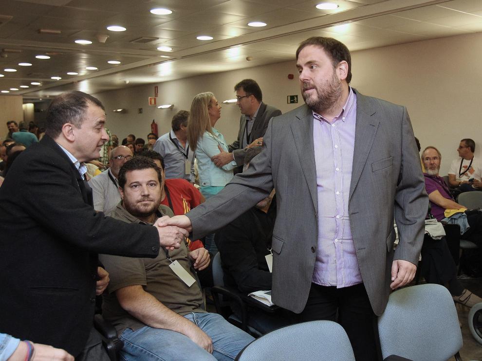 Junqueras, saludando a miembros de ERC