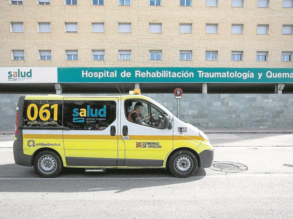 Uno de los vehículos sanitarios de Ambuibérica, en la zona de urgencias del Hospital Miguel Servet.