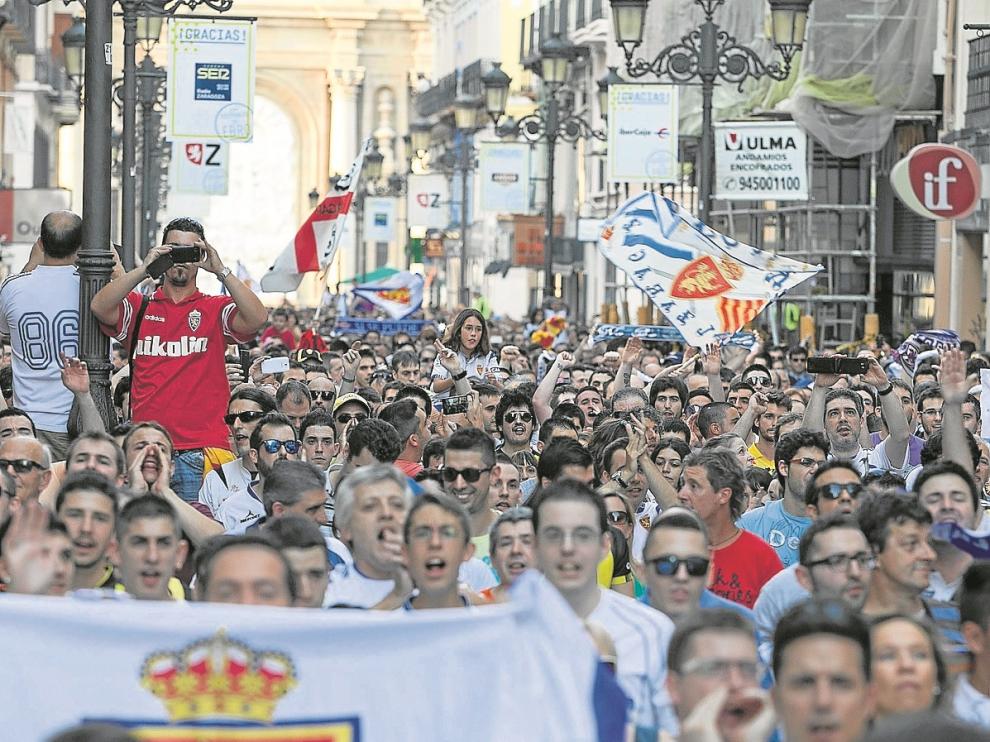 Los aficionados del Real Zaragoza, durante la concentración del 17 de julio.