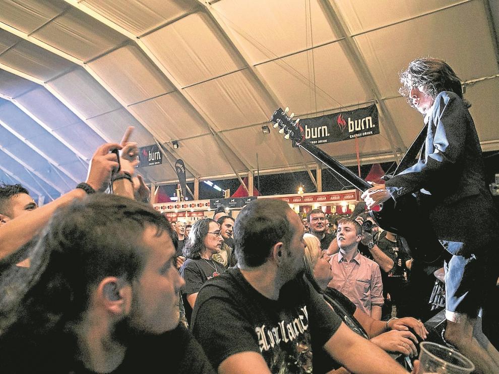 La carpa principal de Valdespartera, anoche, durante el concierto de homenaje a AC/DC.