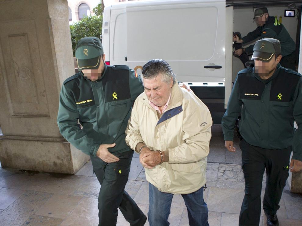 José Antonio O. O. acudió a declarar esposado en la foto, pero quedó en libertad con cargos.