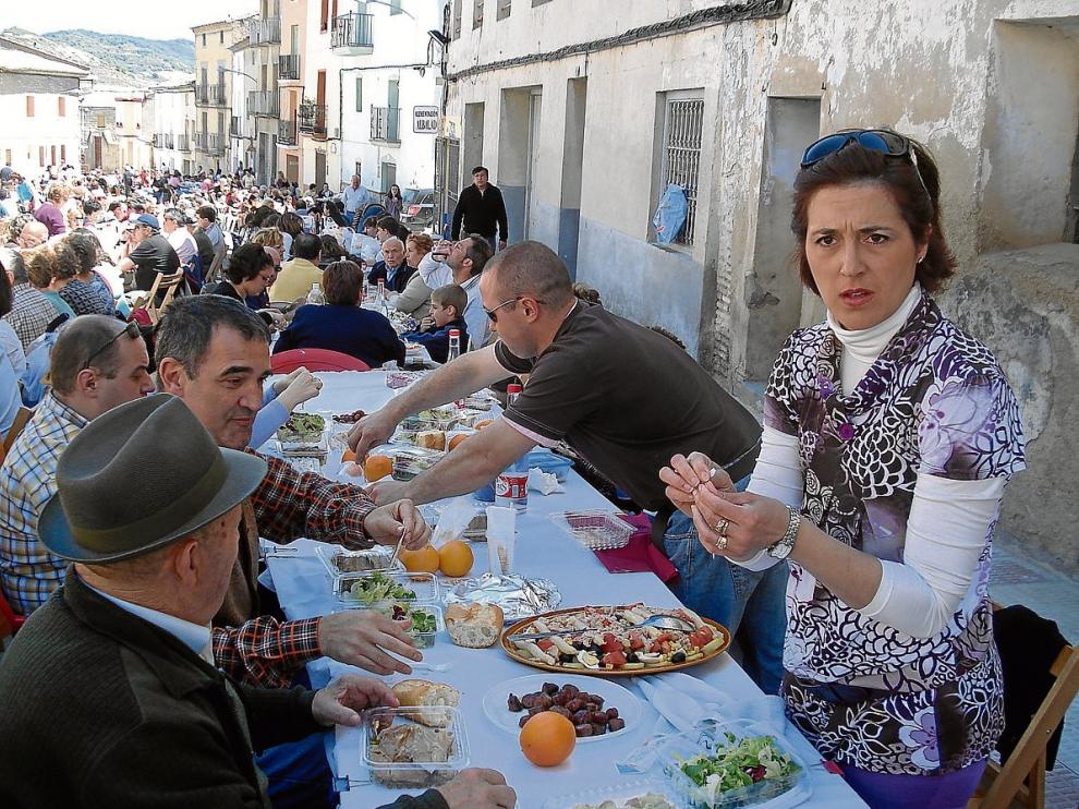 En la fiesta del escabechado de Castejón de Valdejasa participa todo el pueblo