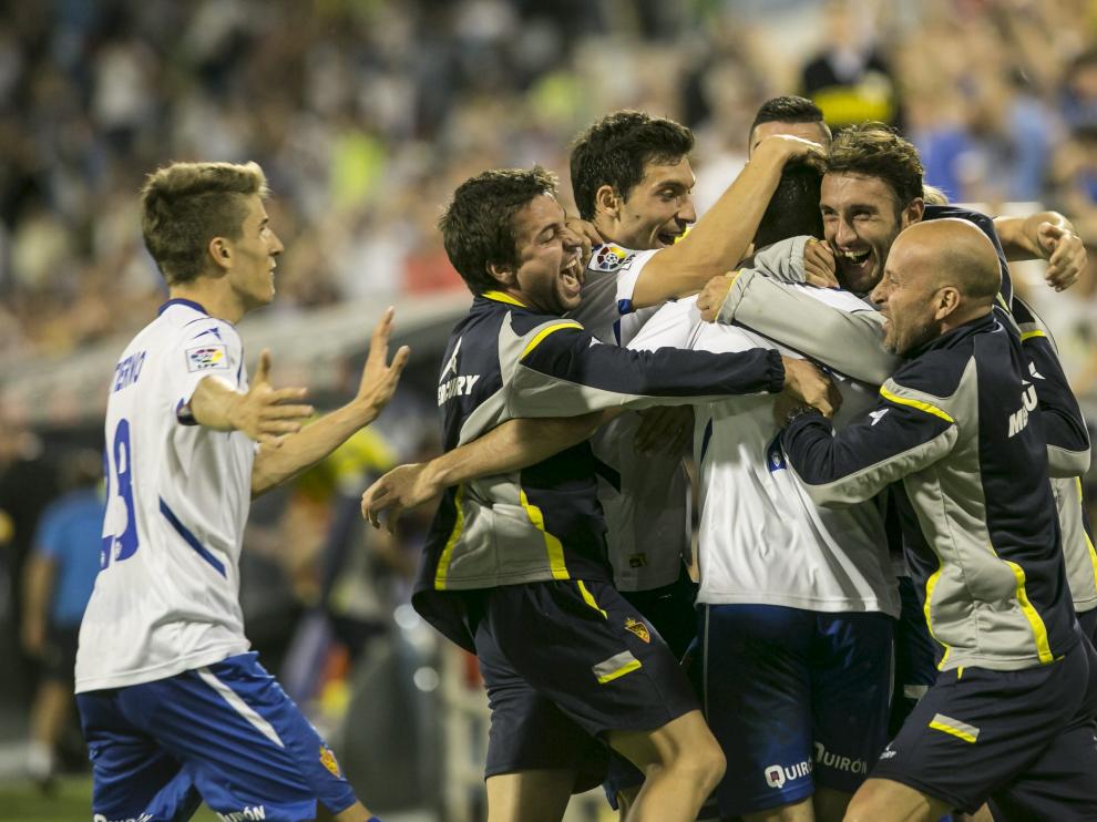 Los jugadores del Real Zaragoza celebran el gol de Jaime