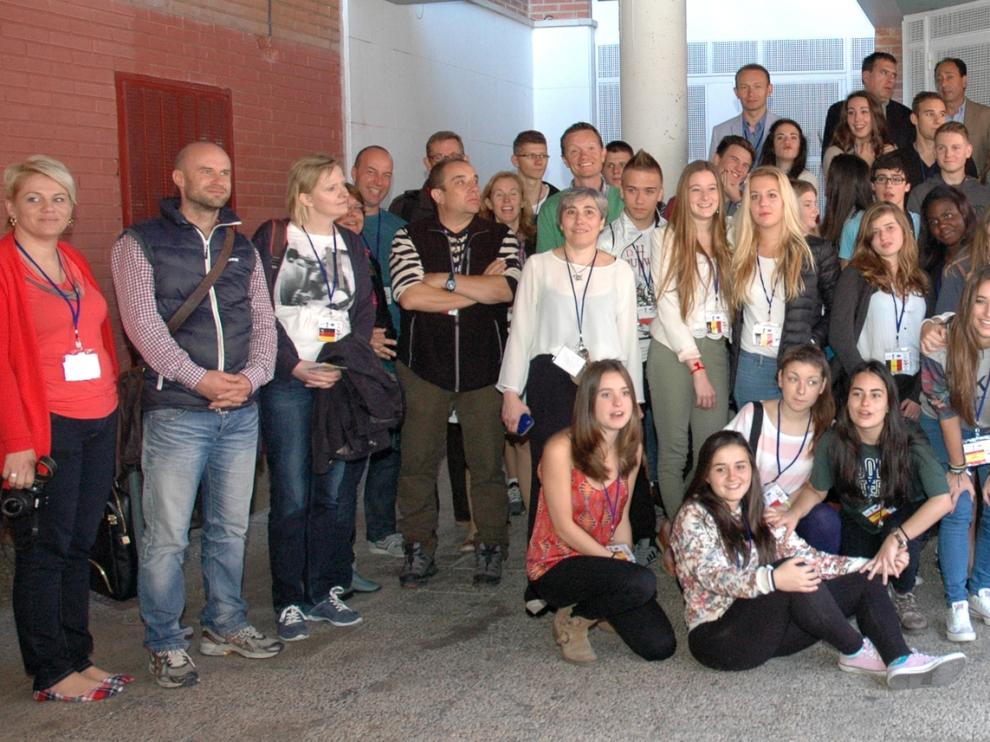 El delegado territorial con todos los alumnos y profesores del proyecto Comenius 'Generación S'