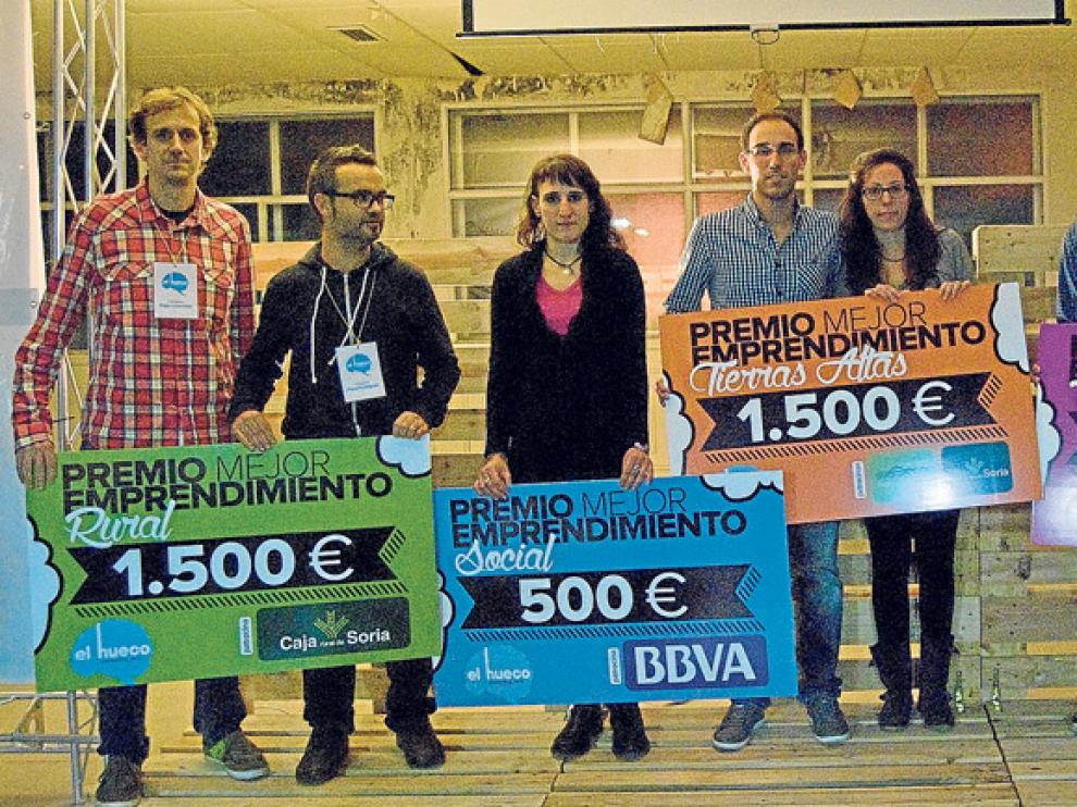 Cristina Aza (tercera por la izquierda), junto al resto de ganadores del concurso Starter del Hueco.
