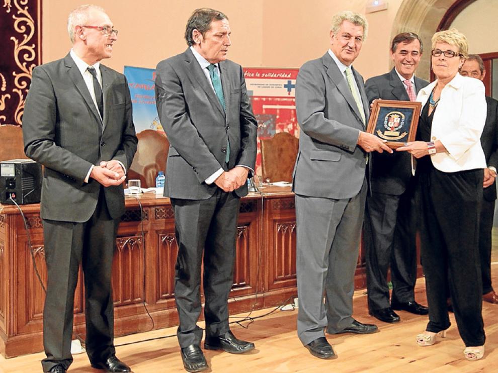 Jesús Posada entrega una placa conmemorativa a una de las donantes sorianas agraciadas.