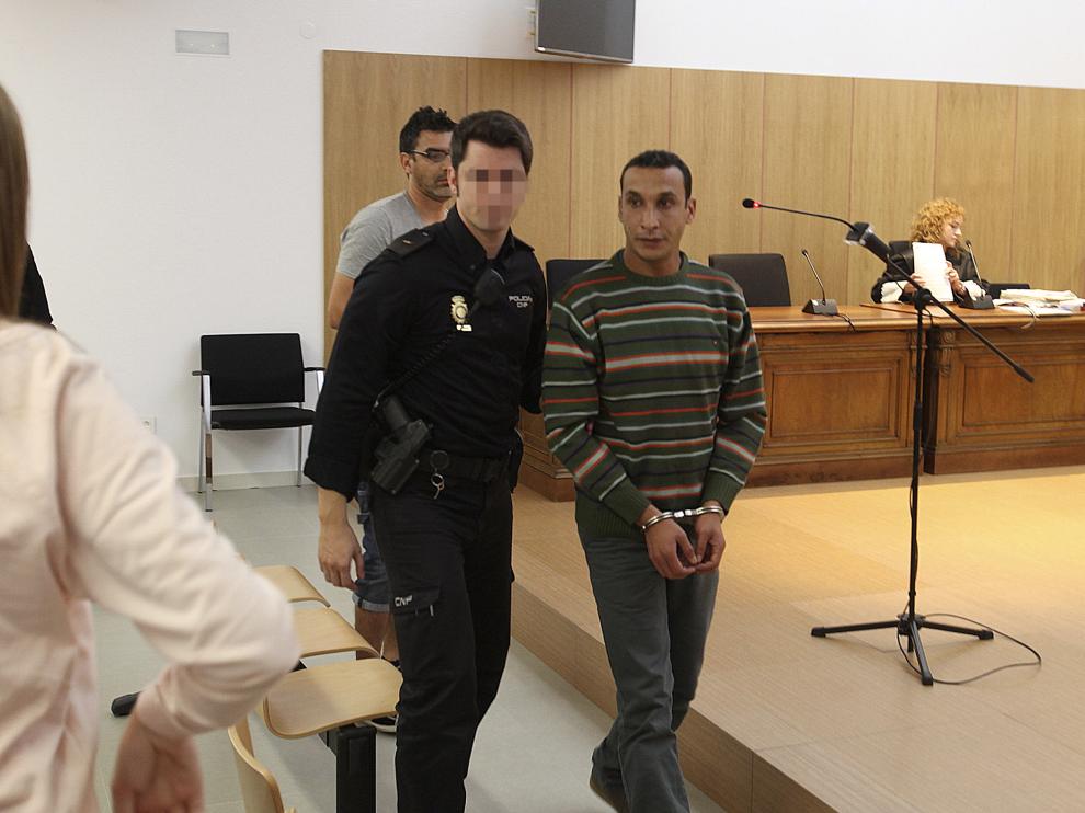 El acusado llega a la sala de vistas