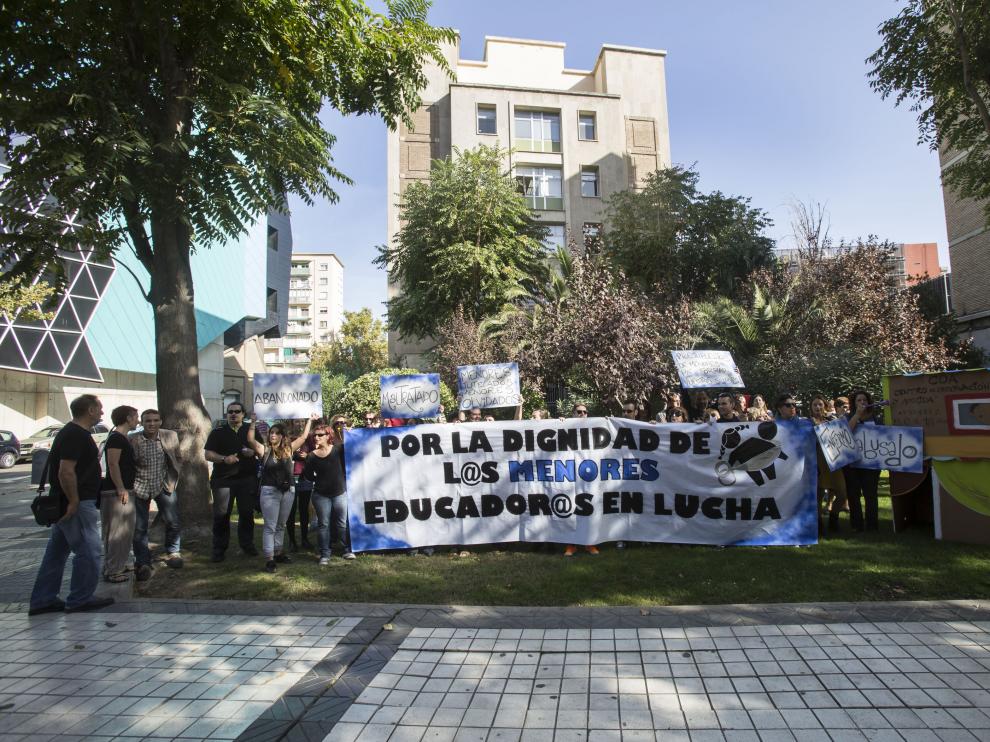 Concentración de trabajadores de centros de menores ante la sede del IASS