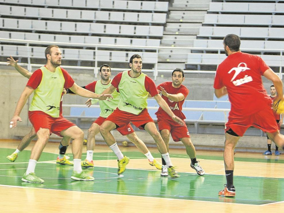 Varios jugadores del Bada Huesca, durante un entrenamiento en el Palacio de los Deportes.