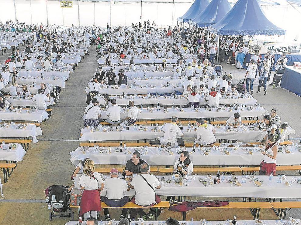 Tantos peñistas hubo que algunos aún no habían empezado a comer cuando otros ya salían.