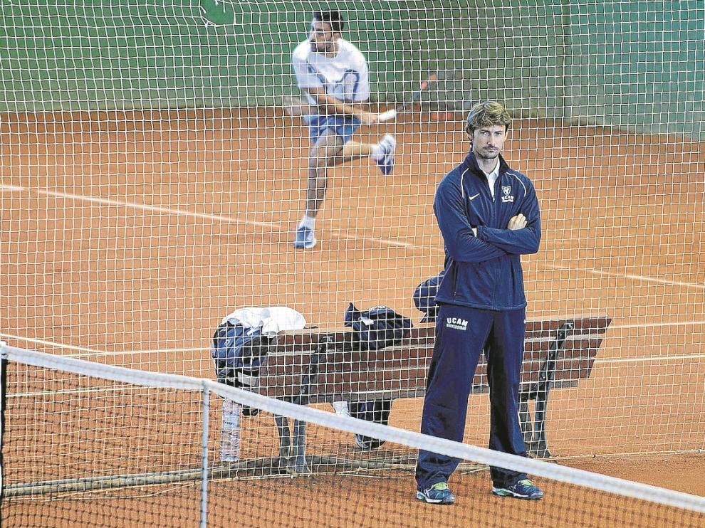 Ferrero observa uno de los duelos de sus jugadores en la mañana de ayer.