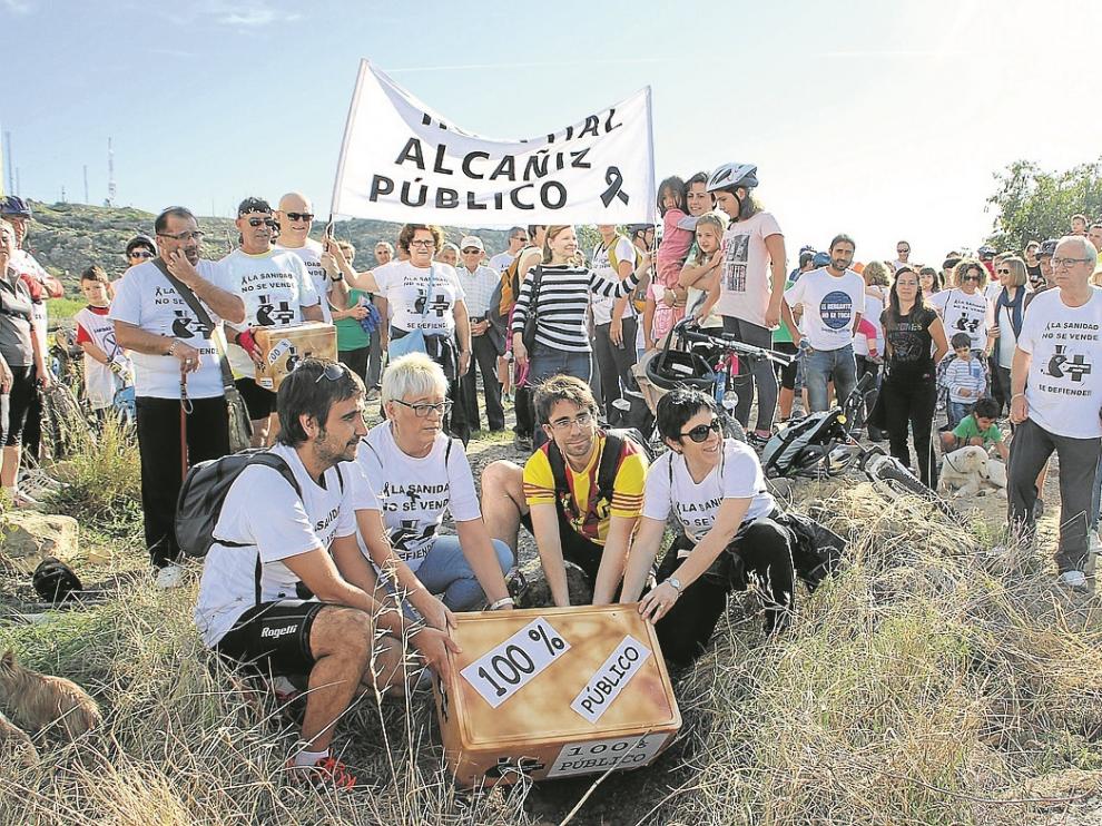 Los participantes simularon la colocación de la primera piedra en el terreno donde se ubicará el hospital.