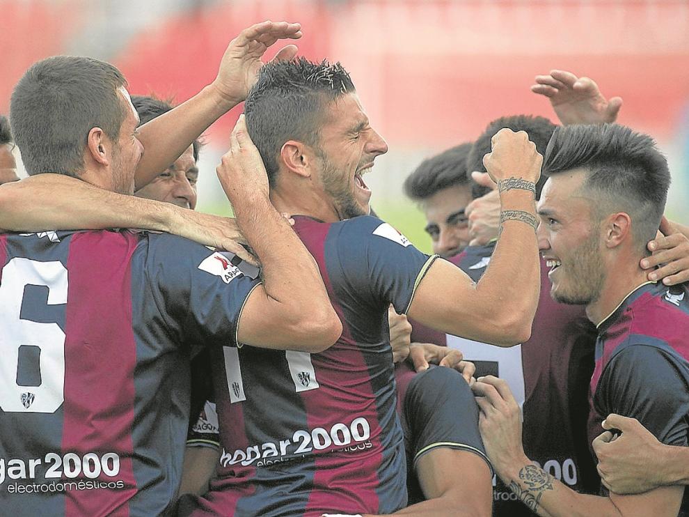 Los jugadores felicitan a Chus Sosa tras marcar su gol al Toledo.