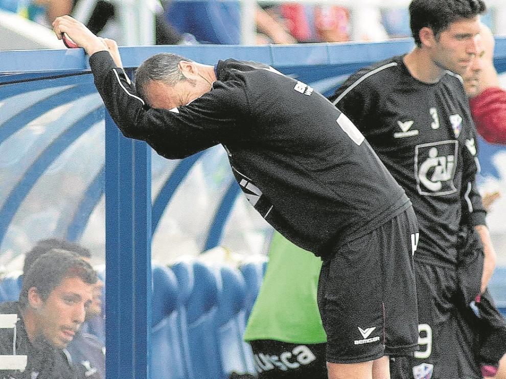 Helguera y Borja, jugadores de aquel Huesca, tristes al descender en Huelva en esa temporada.