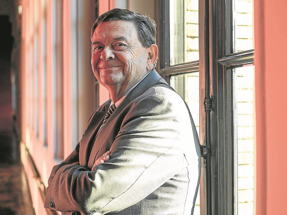 El rector de la Universidad de Zaragoza que acaba de recoger la Medalla de Oro que la ciudad ha concedido al campus, en el Paraninfo.