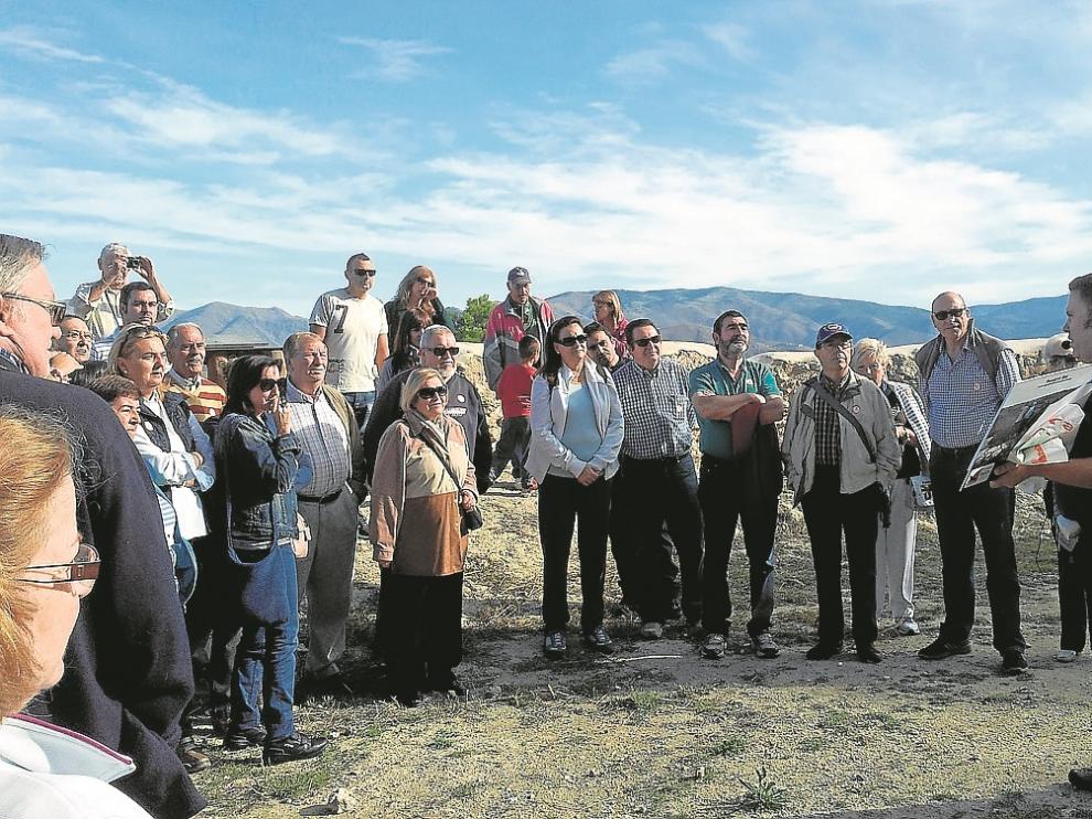Los asistentes a una de las visitas guiadas escuchan las explicaciones del guía.
