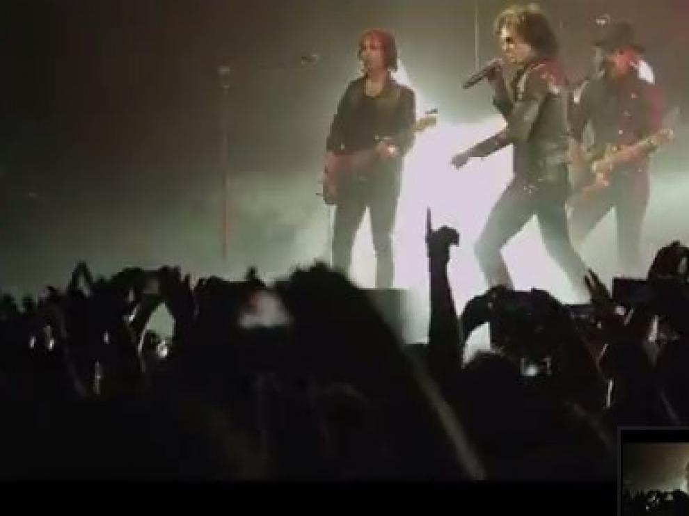 Enrique Bunbury durante el concierto