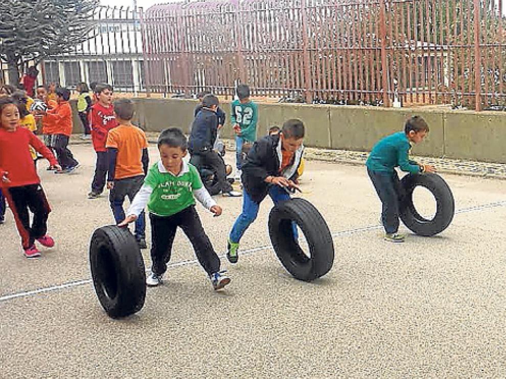 Alumnos del Escolapios realizando diferentes juegos tradicionales en el patio del recreo.