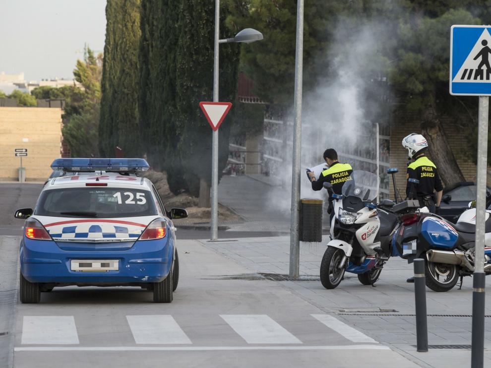 La papelera incendiada sofocada por la Policía Local
