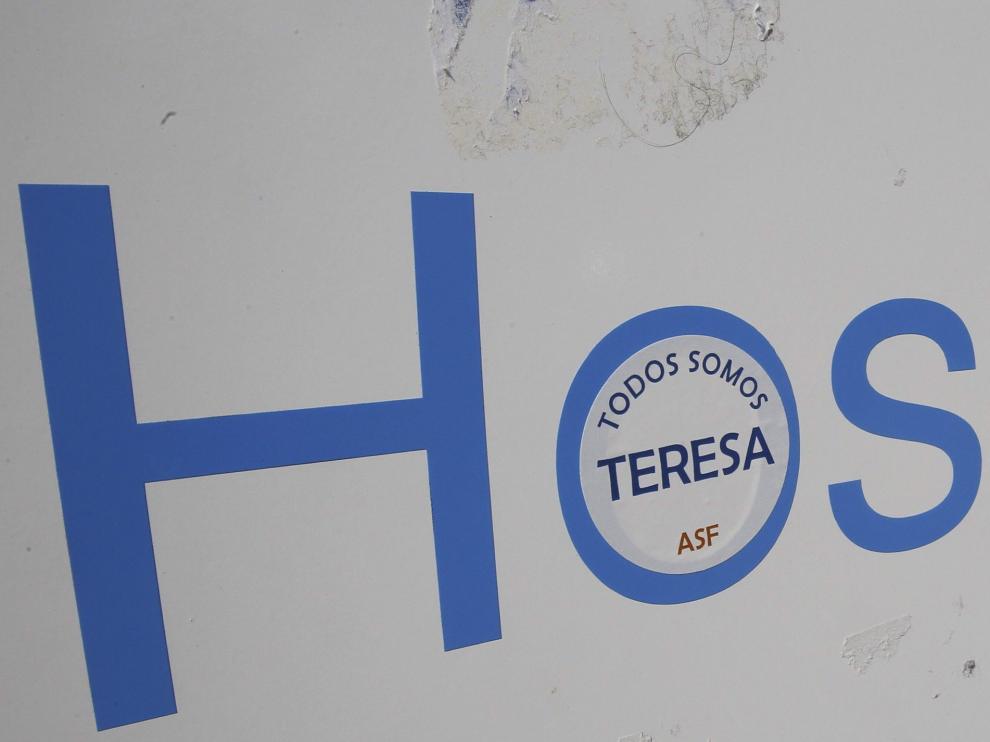 Cartel del hospital Carlos III con una pegatina de apoyo a Teresa Romero