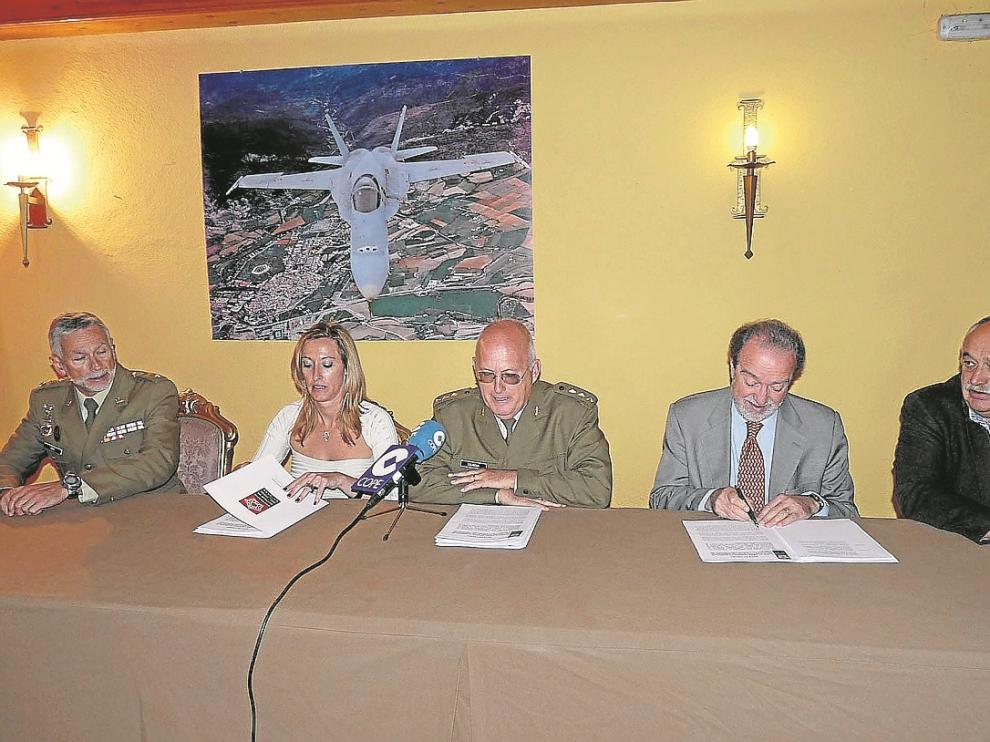 Representantes de Defensa, DGA, DPH y Ayuntamiento de Jaca comparecieron tras la comisión del lunes.